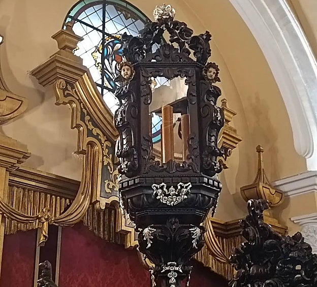 La corona en la parte superior, los angelitos y los apliques metálicos, en uno de los faroles