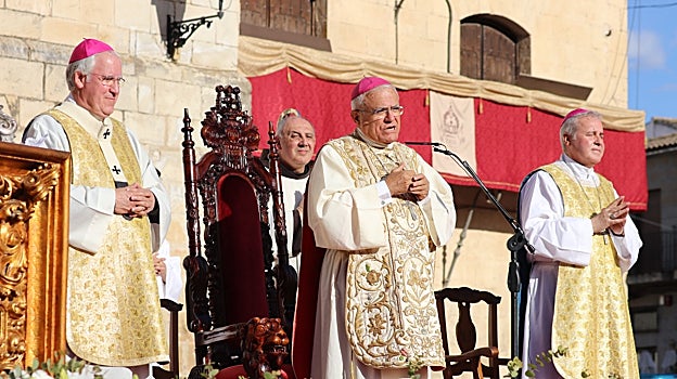 El obispo de Córdoba, durante el oficio religioso