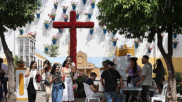 Cruz de la asociación de vecinos Cañero Nuevo, reconocida con el primer premio de Zonas Modernas
