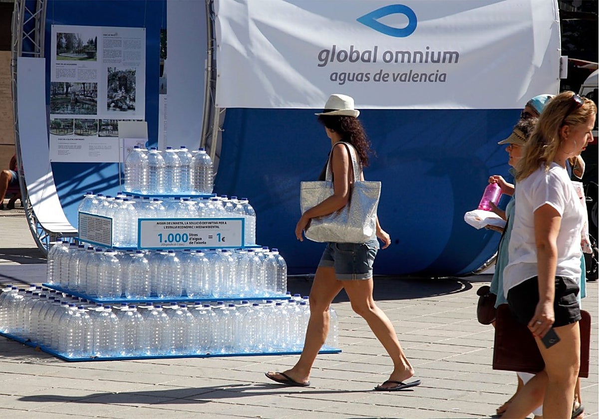 Agua para el reparto durante la prueba deportiva en Santa Pola, proporcionada por Global Omnium