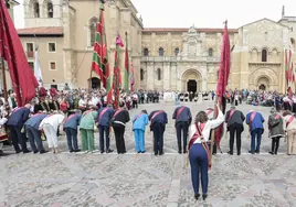 León revive la tradición de Las Cabezadas con la entrega de la bandera de la ciudad al Cabildo