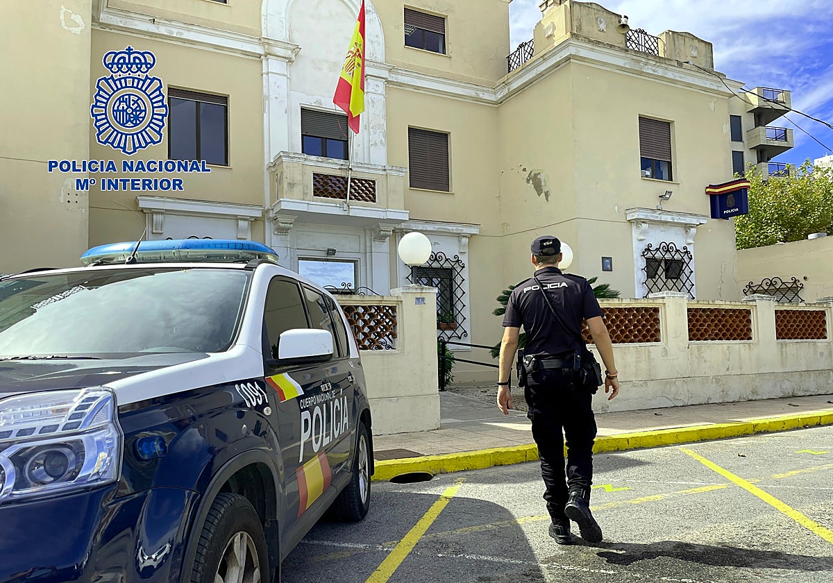 Un policía nacional se dirige a la Comisaría de Denia