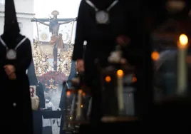 (En vídeo) Ánimas sale entre oraciones y campanas doblando en el Lunes Santo de Córdoba