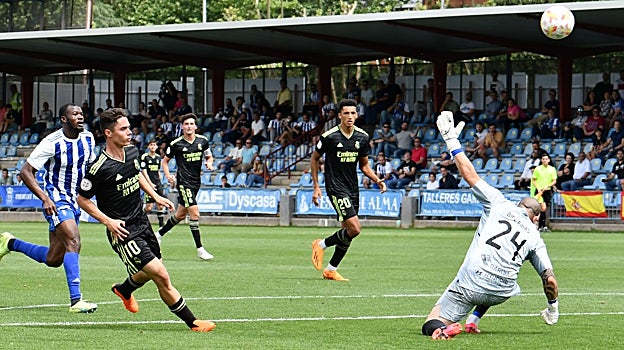 Sergio Arribas anota el sexto gol del filial del Real Madrid