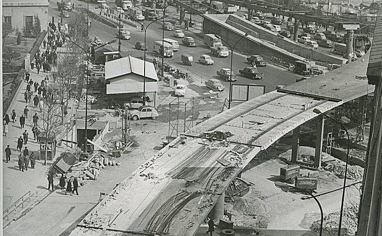 Imagen principal - Arriba y abajo a la derecha, imágenes de la construcción del scalextric de Atocha. Abajo, izq., aspecto general del paso elevado, ya finalizado