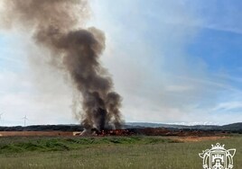 Trabajan en la extinción de un aparatoso incendio en el vertedero de Abajas (Burgos)