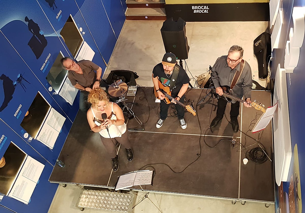'Agustic Band', durante su actuación en el Museo de Aguas de Alicante
