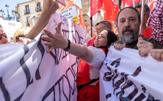 Manifestación del 1º de Mayo. Confrontación entre los los cuidadores técnicos asistenciales y los manifestantes convocados por CCOO y UGT