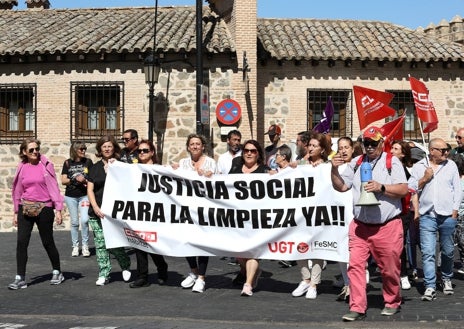 Imagen secundaria 1 - Algunos de los manifestantes que han participado en la manifestación del 1 de Mayo en la capital regional