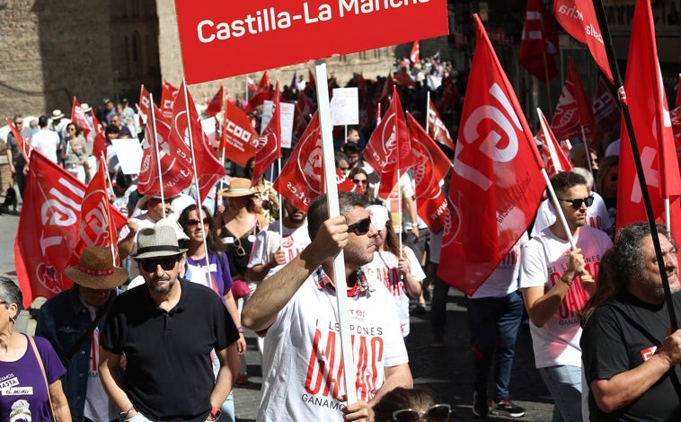 Imagen principal - Algunos de los manifestantes que han participado en la manifestación del 1 de Mayo en la capital regional