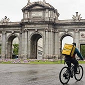 La candidata de Unidas Podemos en Madrid propone crear un 'Glovo público' para el reparto