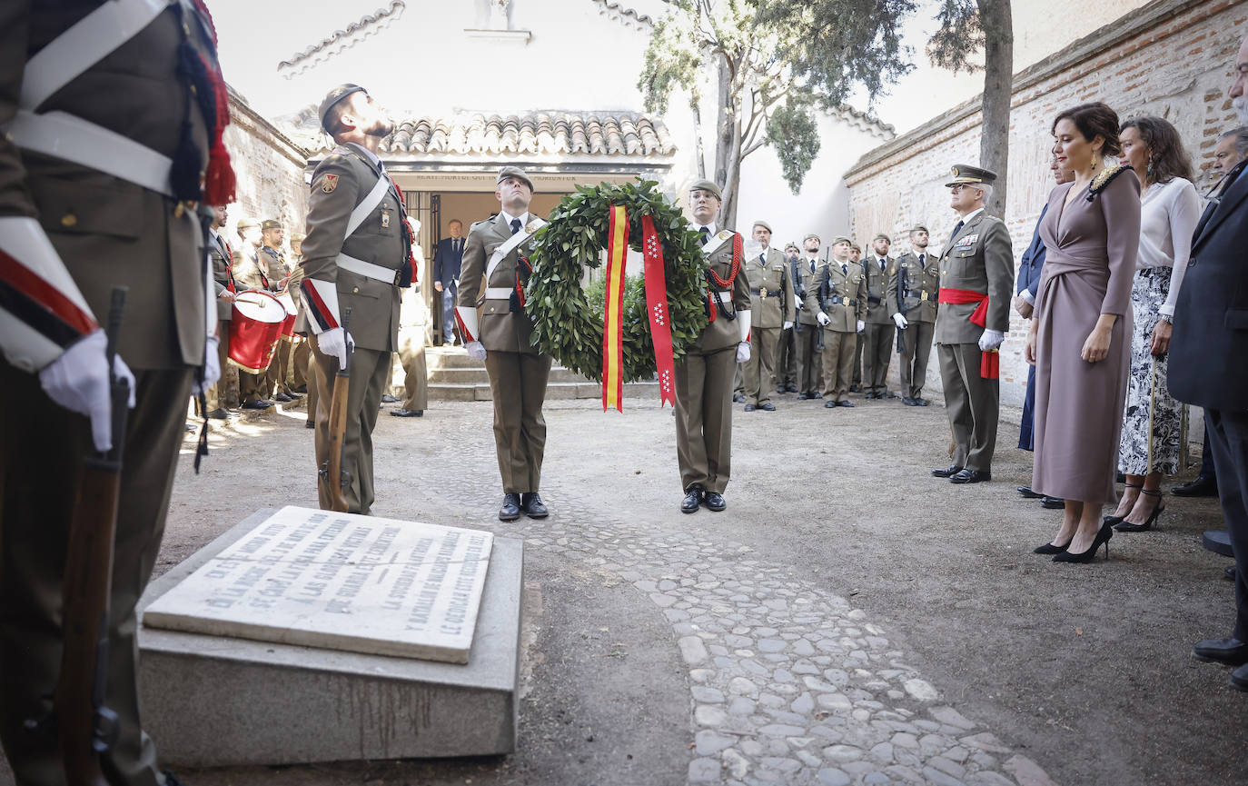 Del frío saludo entre Ayuso y Bolaños a la parada militar: las mejores imágenes del 2 de mayo en Madrid