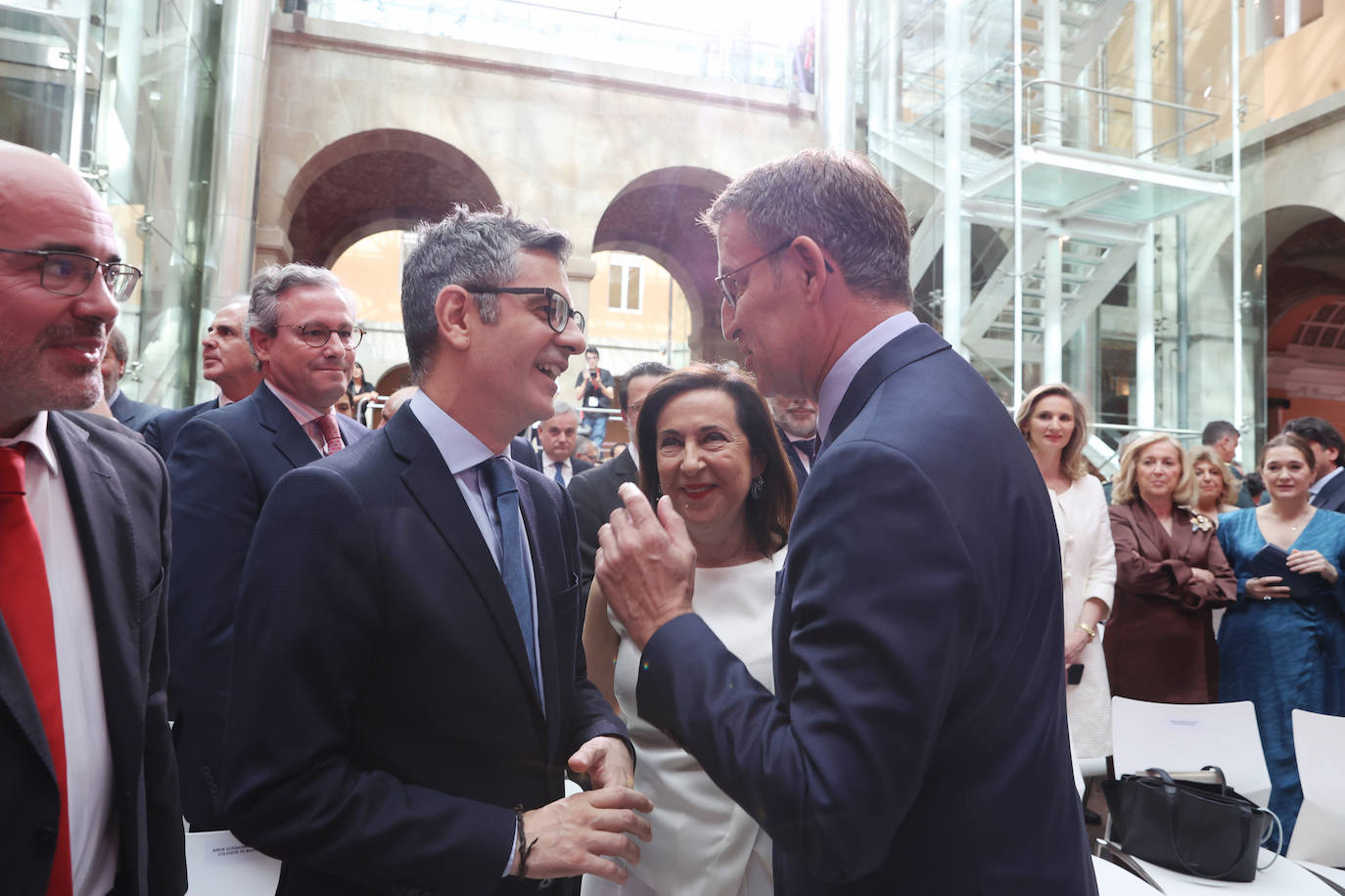 Del frío saludo entre Ayuso y Bolaños a la parada militar: las mejores imágenes del 2 de mayo en Madrid