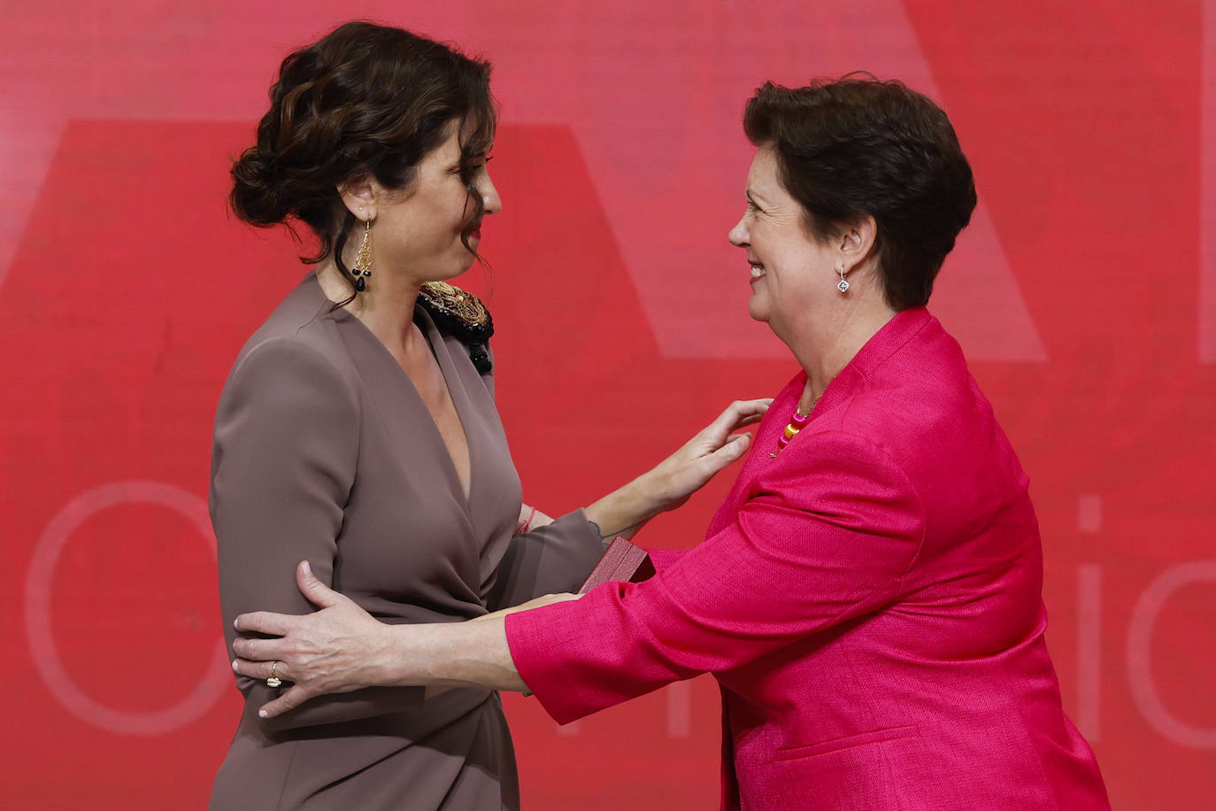 Del frío saludo entre Ayuso y Bolaños a la parada militar: las mejores imágenes del 2 de mayo en Madrid