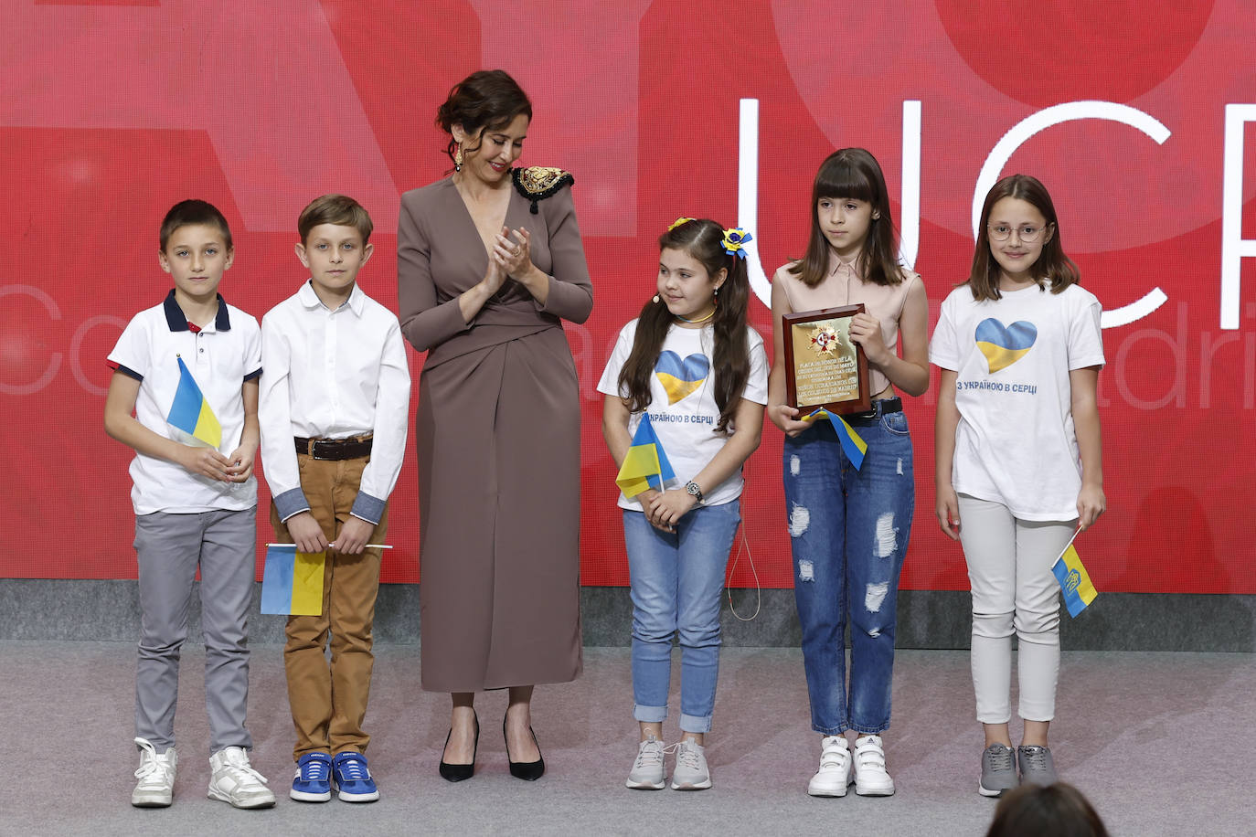 Del frío saludo entre Ayuso y Bolaños a la parada militar: las mejores imágenes del 2 de mayo en Madrid