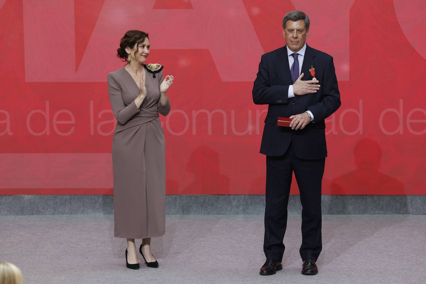 Del frío saludo entre Ayuso y Bolaños a la parada militar: las mejores imágenes del 2 de mayo en Madrid