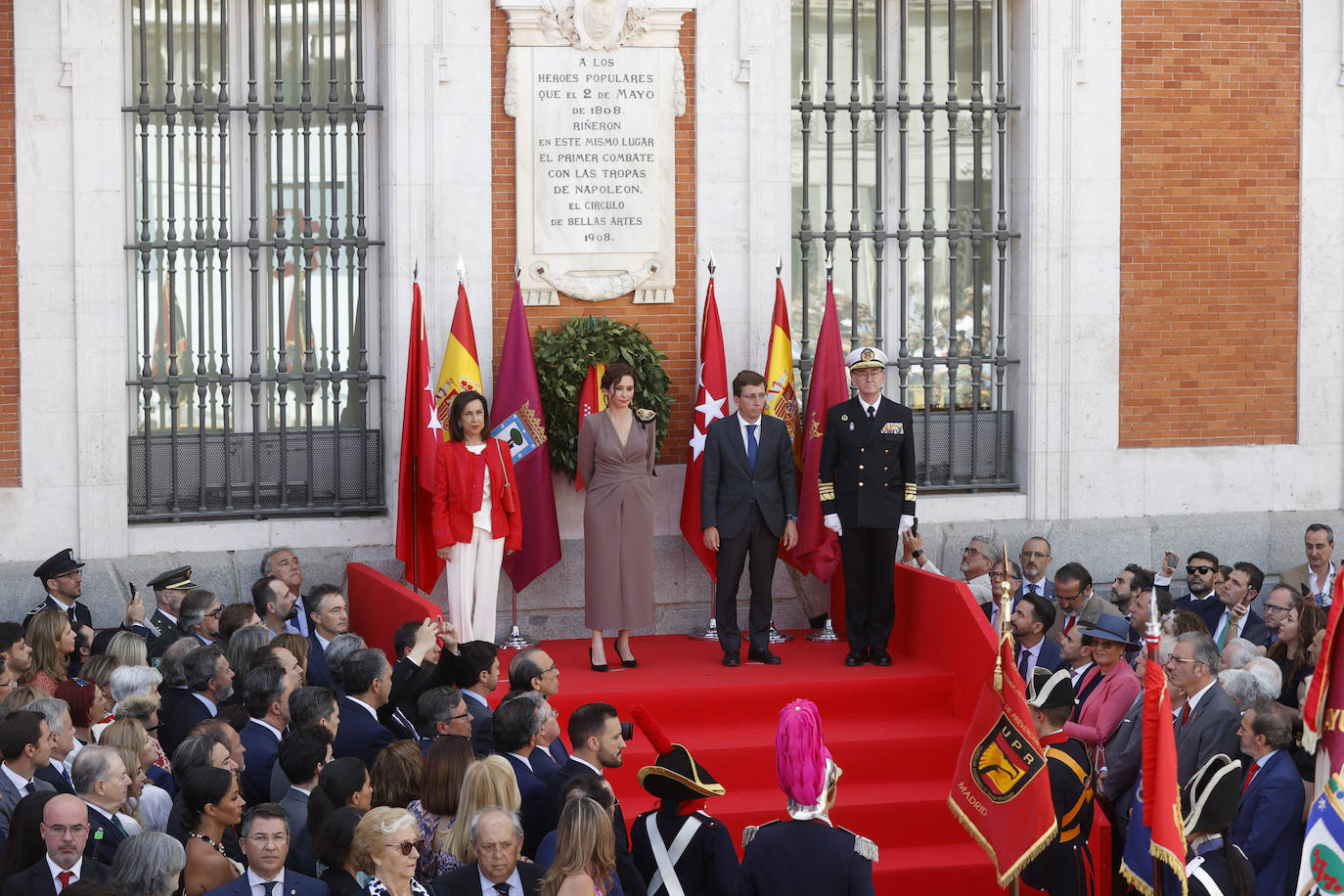 Del frío saludo entre Ayuso y Bolaños a la parada militar: las mejores imágenes del 2 de mayo en Madrid