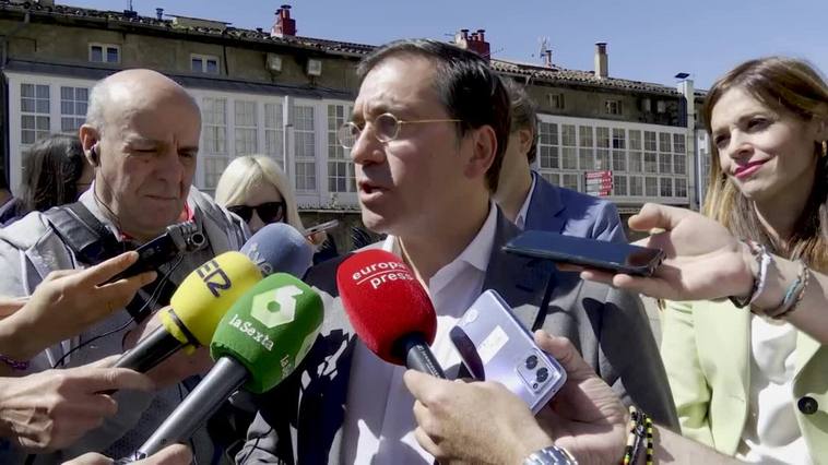 Albares defiende el derecho de Bolaños a asistir al 2 de mayo