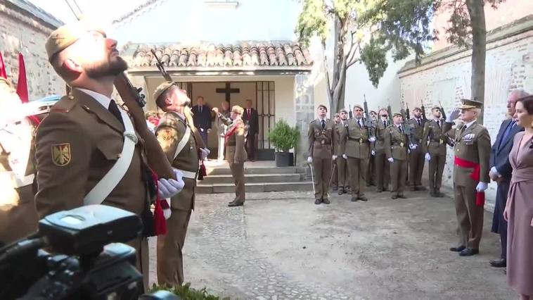 Ayuso asiste a la ofrenda floral de los Héroes del Dos de Mayo