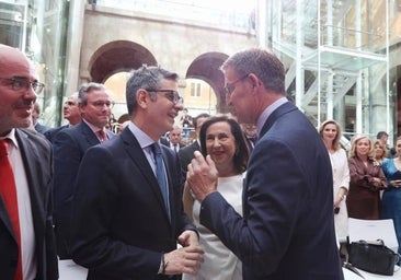 Feijóo apoya a Ayuso frente a la «falta de respeto institucional» de Bolaños, pero ve «bien» que tuviera asiento reservado