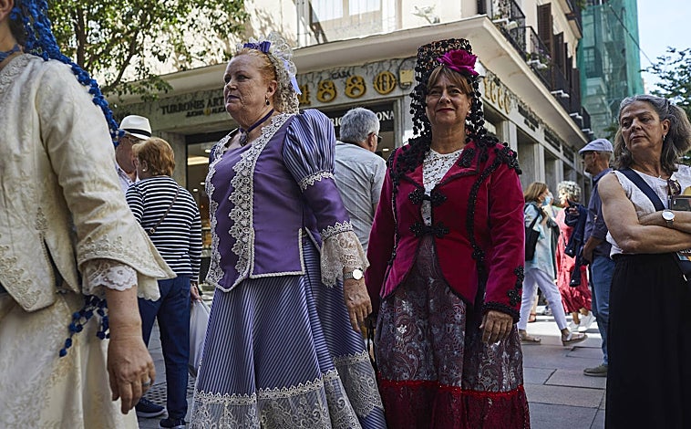 Imagen principal - Arriba, un coro de mujeres ataviadas de goyescas. Sobre estas líneas, protestas de los afectados por la línea 7B y defensores de la Sanidad pública.