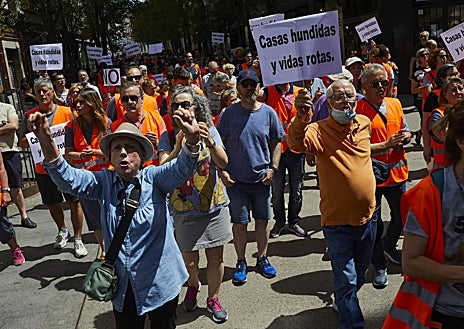 Imagen secundaria 1 - Arriba, un coro de mujeres ataviadas de goyescas. Sobre estas líneas, protestas de los afectados por la línea 7B y defensores de la Sanidad pública.