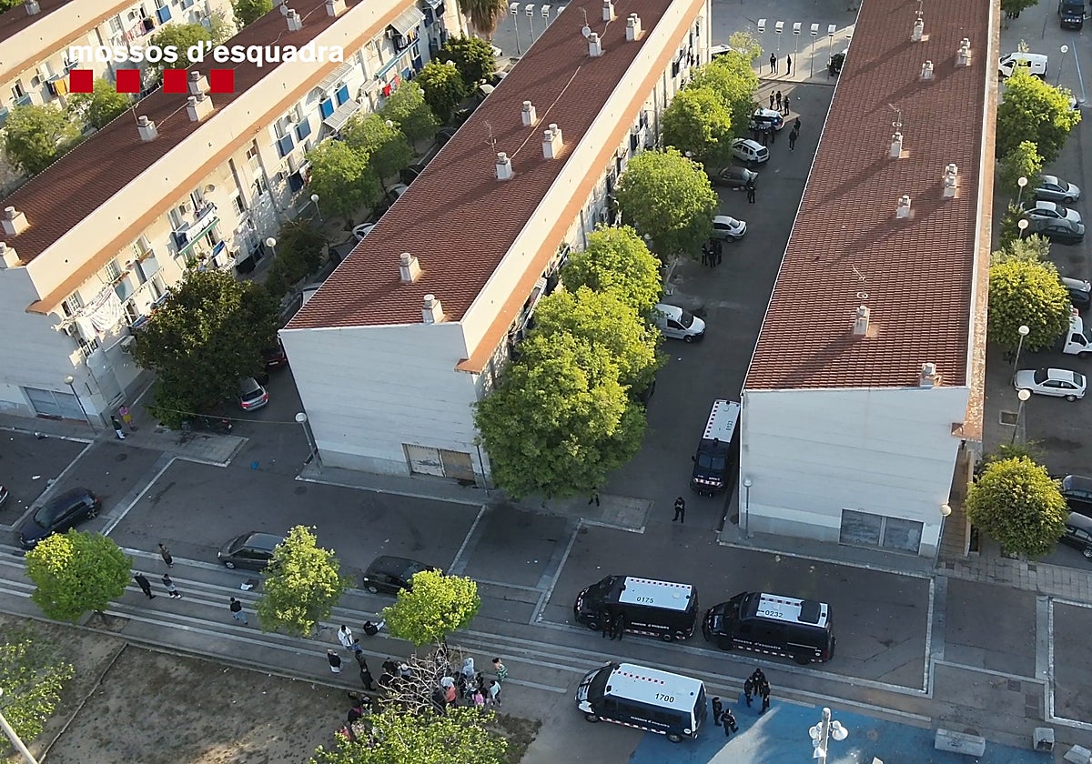 Vista aérea del edificio convertido en fábrica de marihuana en El Prat (Barcelona)