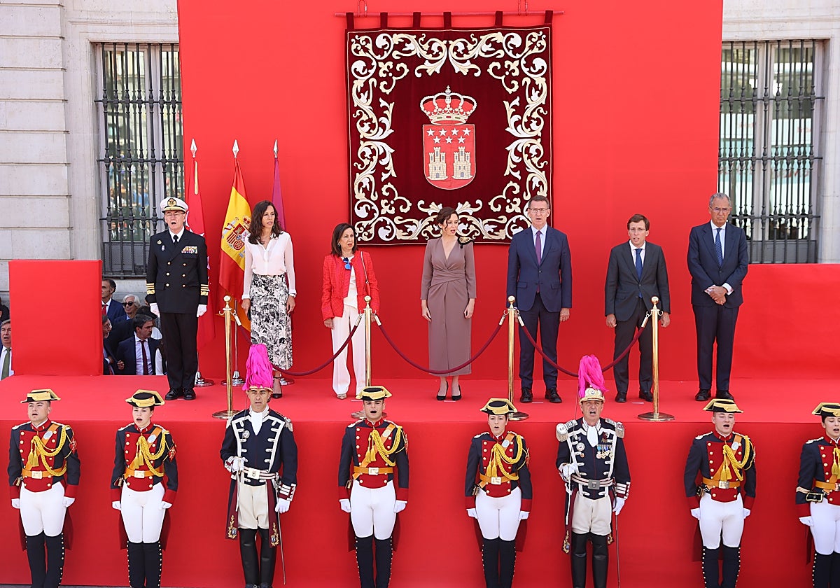 Tribuna de autoridades en los actos del Dos de Mayo, sin Félix Bolaños