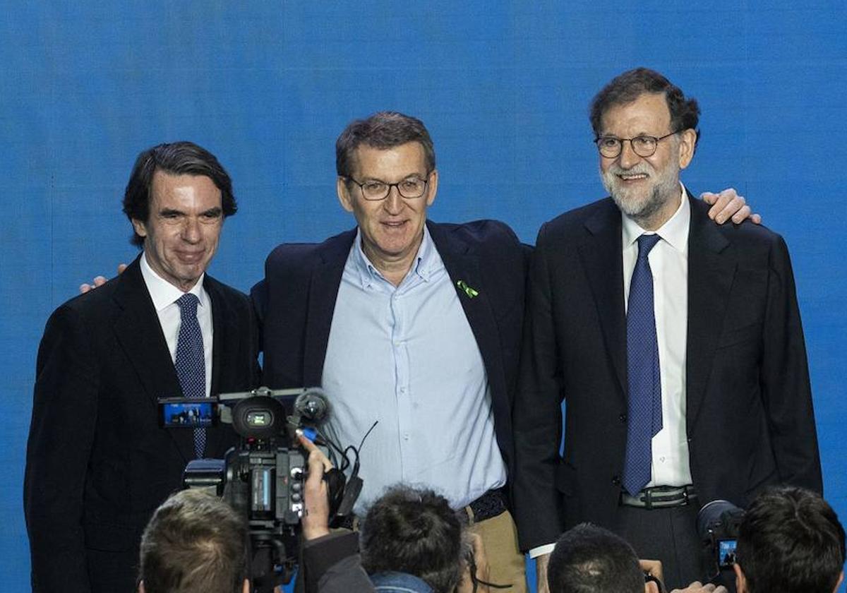 El expresidente del Gobierno, José María Aznar; el presidente del Partido Popular, Alberto Núñez Feijóo; y el expresidente del Gobierno, Mariano Rajoy, en la 26 Intermunicipal del PP, celebrado en el Museo de las Artes y las Ciencias