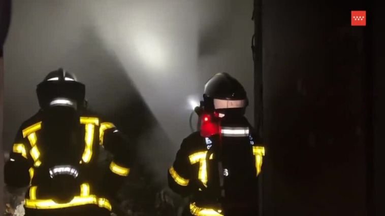 Aparatoso incendio en un polígono industrial en Madrid