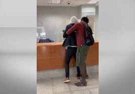 Un senegalés que iba a abrirse una cuenta para cobrar su primera nómina evita el atraco a un banco en Sabadell