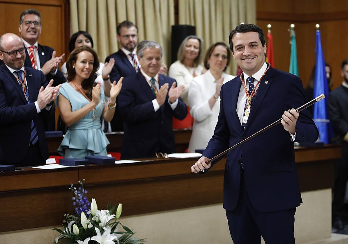 El alcalde, José María Bellido, tras recibier el bastón de mando en 2019