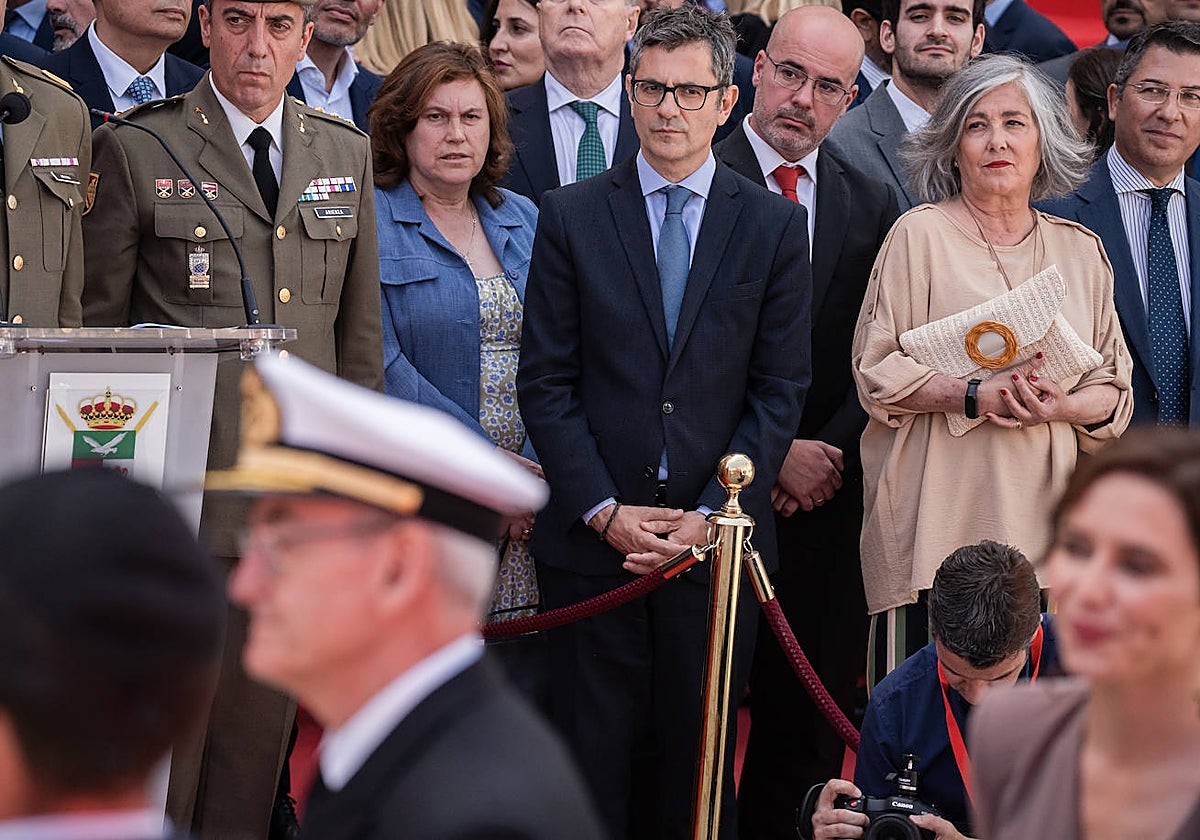 El ministro de Presidencia, Félix Bolaños, en los actos del Dos de Mayo; detrás de él, Francisco Martín, delegado del Gobierno