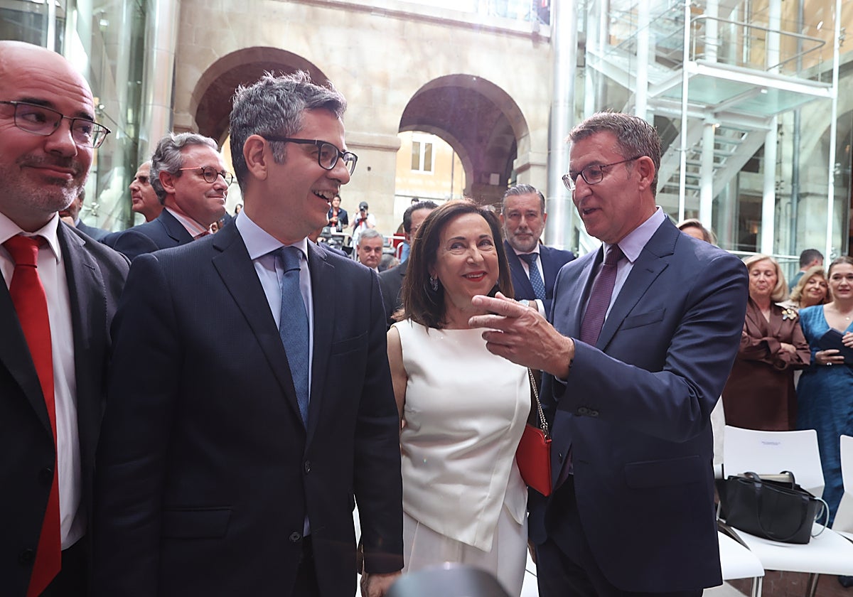 Félix Bolaños y Margarita Robles, junto a Alberto Núñez Feijóo, el pasado martes en el acto con motivo del dos de mayo en la Puerta del Sol
