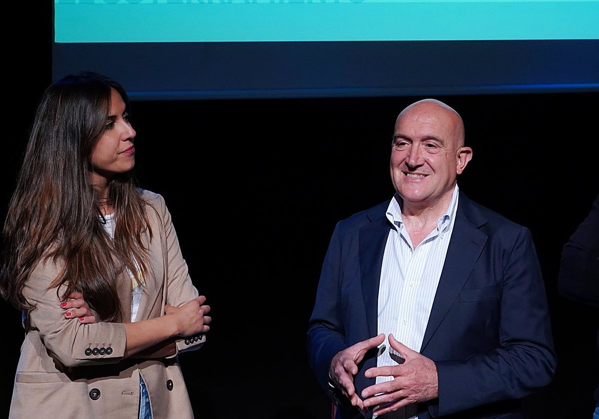 Carnero, con Blanca Jiménez, también integrante de su lista