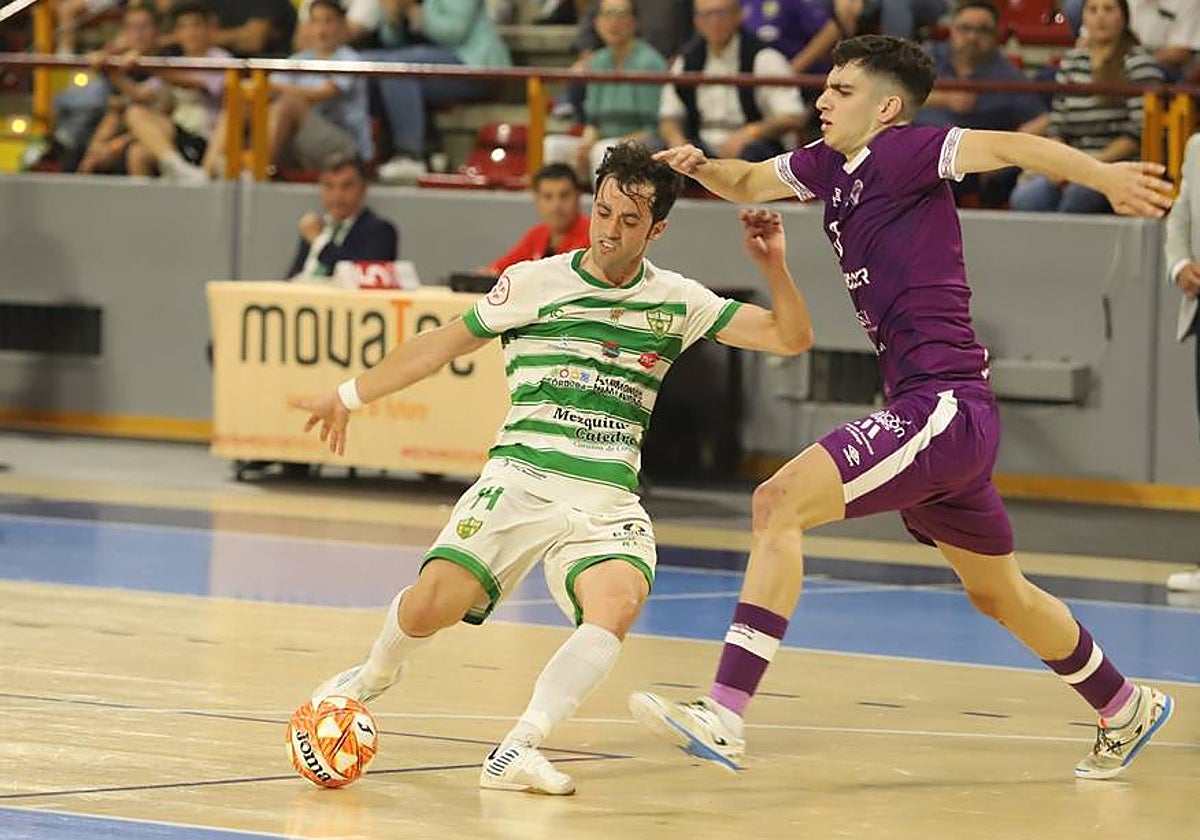 Pablo del Moral conduce el balón durante un partido en Vista Alegre