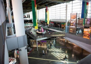 La familia de la menor violada en un centro comercial de Badalona abandona la ciudad por las amenazas sufridas