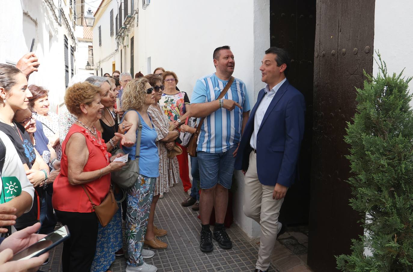 La visita de Juanma Moreno a los Patios de Córdoba, en imágenes