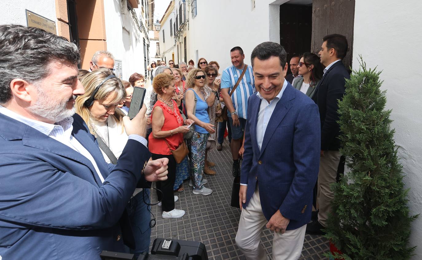 La visita de Juanma Moreno a los Patios de Córdoba, en imágenes