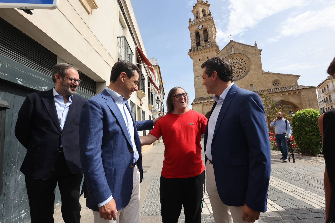 La visita de Juanma Moreno a los Patios de Córdoba, en imágenes
