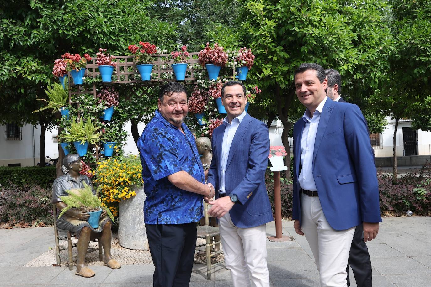 La visita de Juanma Moreno a los Patios de Córdoba, en imágenes