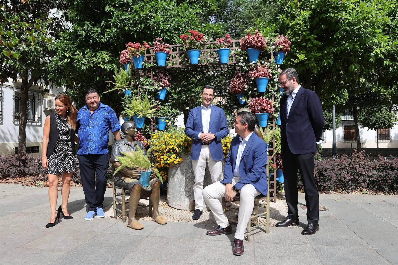 La visita de Juanma Moreno a los Patios de Córdoba, en imágenes