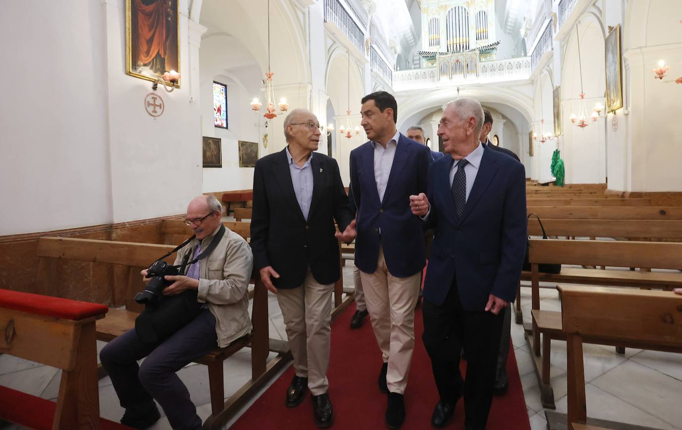 La visita de Juanma Moreno a los Patios de Córdoba, en imágenes