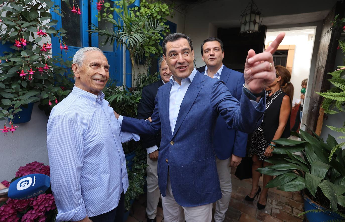 La visita de Juanma Moreno a los Patios de Córdoba, en imágenes