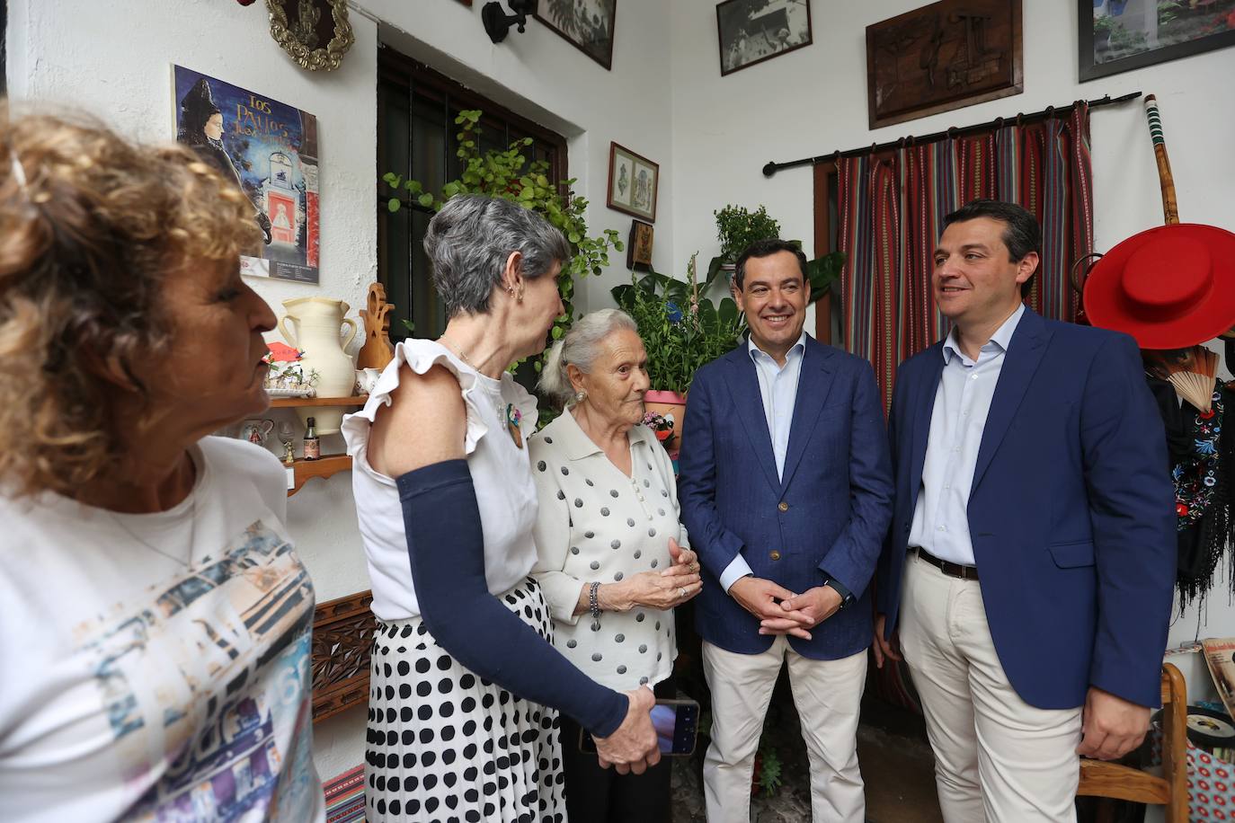 La visita de Juanma Moreno a los Patios de Córdoba, en imágenes