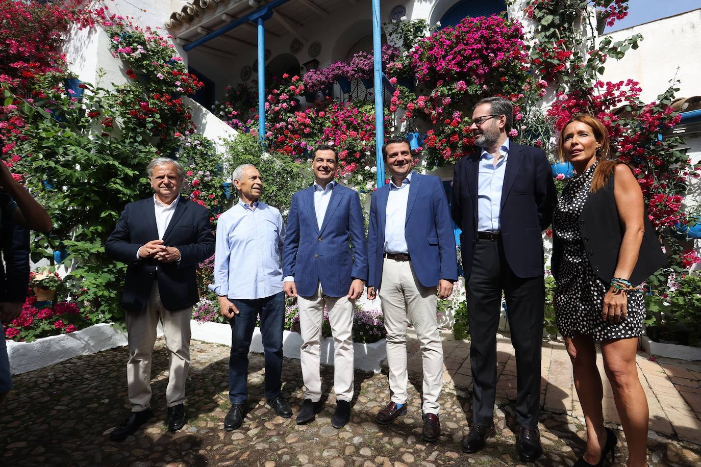 La visita de Juanma Moreno a los Patios de Córdoba, en imágenes