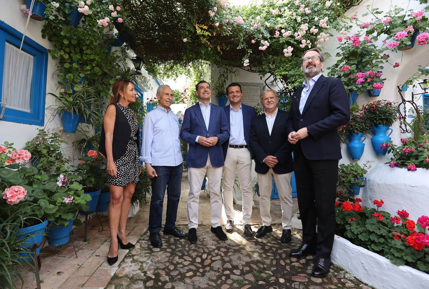 La visita de Juanma Moreno a los Patios de Córdoba, en imágenes