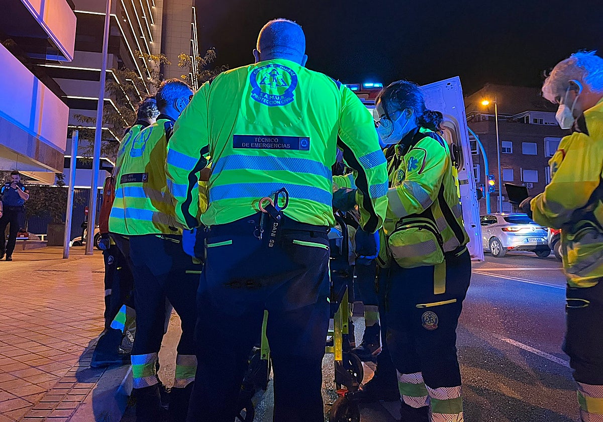 Los sanitarios atienden a uno de los heridos en la reyerta