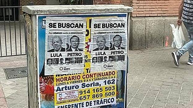 Carteles colocados en Madrid contra los presidentes de Colombia y Brasil