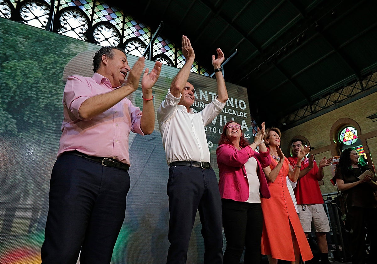 El candidato del PSOE a la alcaldía de Sevilla participa en un acto del partido